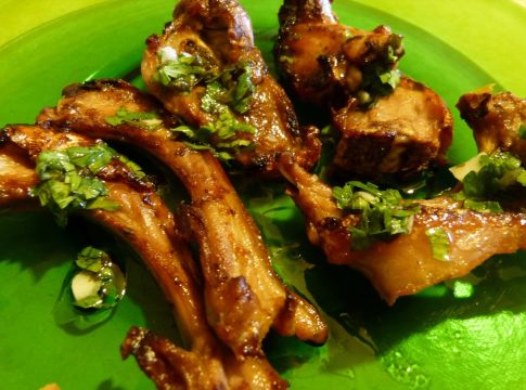 Carne a la brasa, chuletas de cordero Carne a la brasa, chuletas de cordero