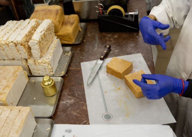 EuropaPress 4854231 pastelero corta bloque turron tienda turrones casa mira diciembre 2022 Merca2.es