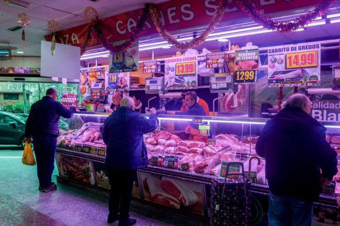 ¡Celebra la Navidad con sabor! Descubre los mejores tipos de carne para tus festividades 1 Merca2.es EuropaPress 4887969 varias personas realizan ultimas compras tienda comestibles mares Merca2.es