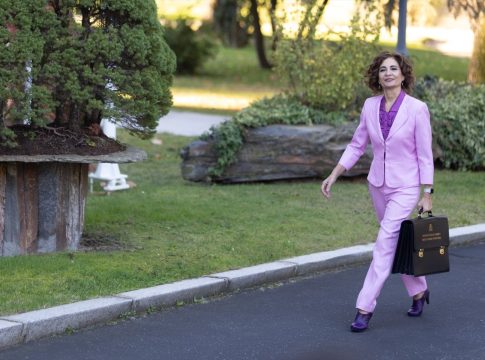 La vicepresidenta cuarta y ministra de Hacienda y Función Pública, María Jesús Montero, a su llegada a la primera reunión de Consejo de Ministros de la XV legislatura, en el Palacio de la Moncloa, a 22 de noviembre de 2023, en Madrid (España).