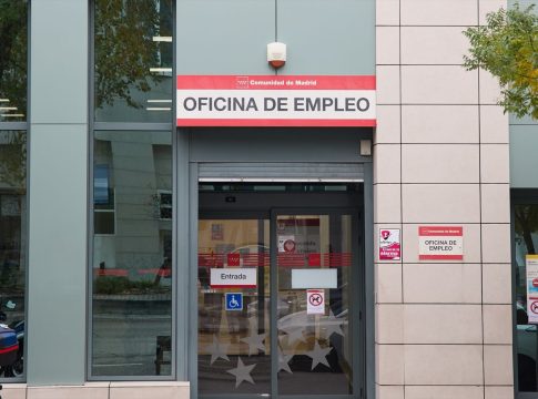 Entrada de la oficina de empleo de Méndez Álvaro, a 4 de diciembre de 2023, en Madrid (España). El paro registrado en las oficinas de los servicios públicos de empleo bajó en 24.573 personas en noviembre en relación al mes anterior (-0,9%)