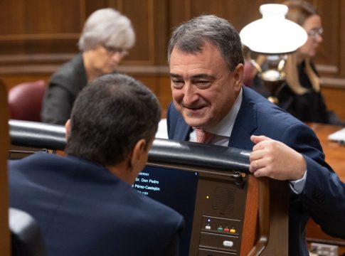 El presidente del Gobierno, Pedro Sánchez (i), conversa con el portavoz del PNV en el Congreso, Aitor Esteban