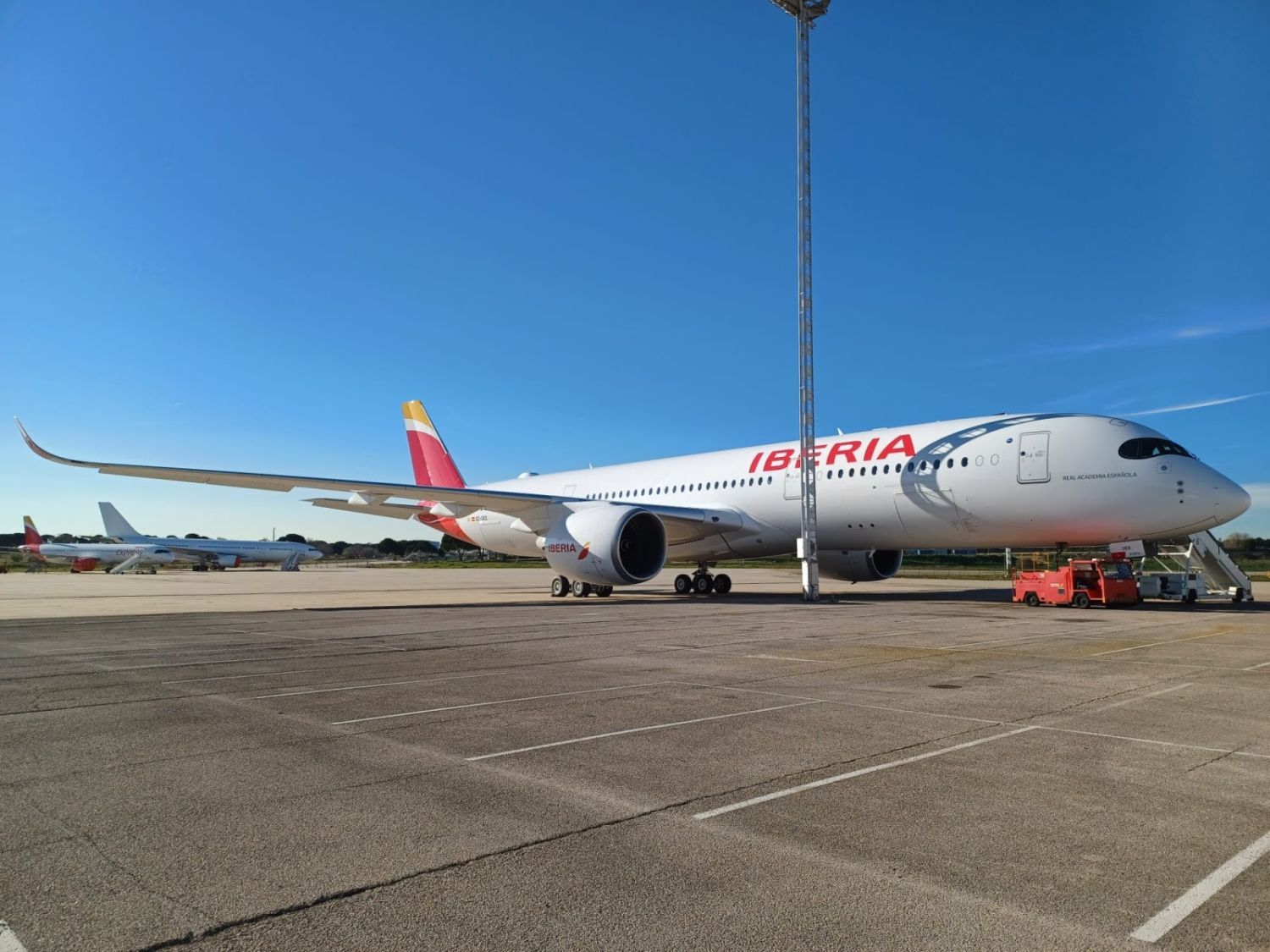 EuropaPress_5657011_real_academia_espanola_nuevo_airbus_a350_iberia_incorpora_flota-1