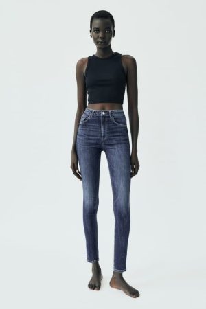 Zara sigue apostando por los pantalones pitillo que adelgazan una talla para esta temporada 25 Merca2.es Jeans Trf Skinny Tiro Alto Sculpt