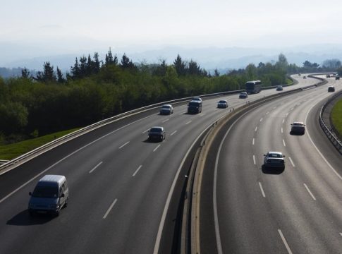 La-DGT-advierte-de-las-multas-que-te-van-a-caer-por-no-circular-por-el-carril-correcto-en-carretera-4
