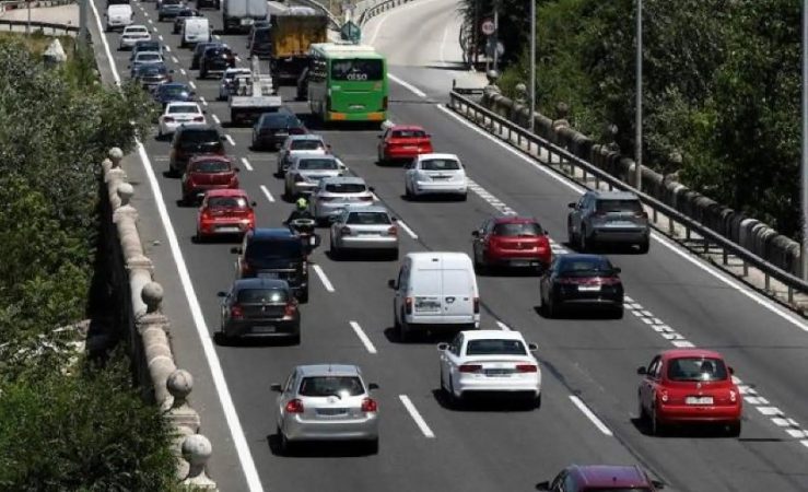 La DGT advierte de las multas que te van a caer por no circular por el carril correcto en carretera 9 Merca2.es