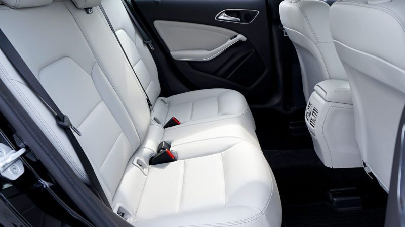 Hay que abrochar los cinturones traseros de seguridad según la DGT