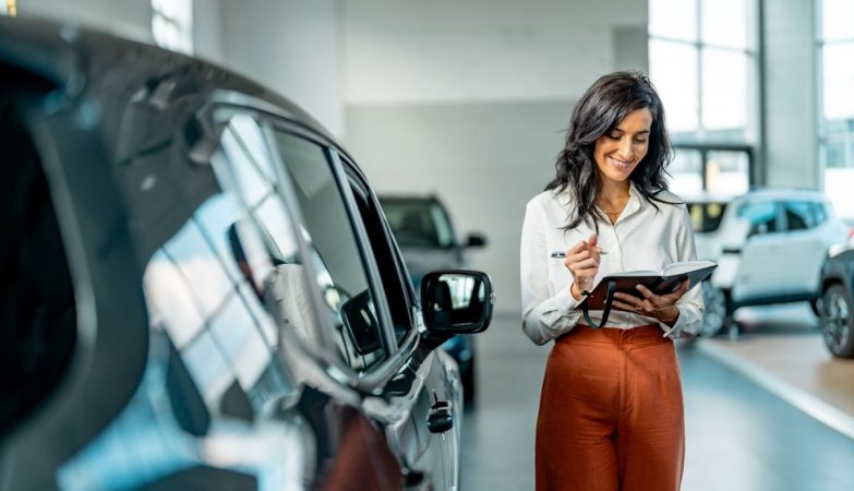 La OCU te explica cómo puedes ahorrar hasta un 33% para comprar tu nuevo coche 2 Merca2.es Para poder ahorrar en la compra de un nuevo coche, se comienza por planificar, nos dice la OCU