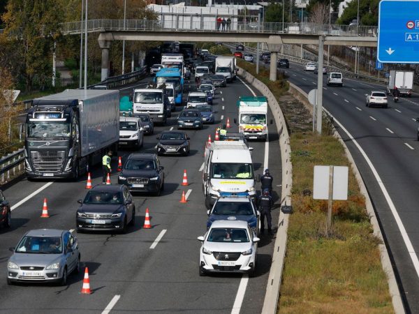 Descubre si eres uno de los conductores a los que la DGT ya no les permite conducir por el carril izquierdo 8 Merca2.es La UE va a adelantar la edad legal para poder conducir 3 Merca2.es