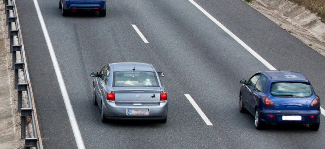 La diferencia entre adelantar y rebasar por la derecha puede costarte una buena multa