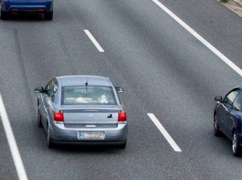 La diferencia entre adelantar y rebasar por la derecha puede costarte una buena multa 1 La diferencia entre adelantar y rebasar por la derecha puede costarte una buena multa