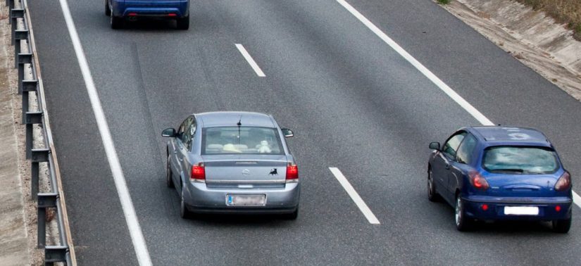 La diferencia entre adelantar y rebasar por la derecha puede costarte una buena multa