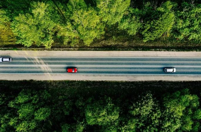 Descubre si eres uno de los conductores a los que la DGT ya no les permite conducir por el carril izquierdo 3 Merca2.es La diferencia entre adelantar y rebasar por la derecha puede costarte una buena multa 11 Merca2.es