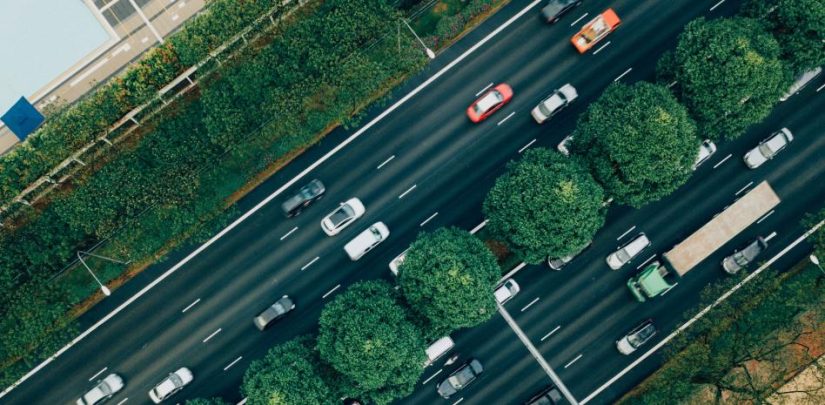 Descubre si eres uno de los conductores a los que la DGT ya no les permite conducir por el carril izquierdo 2 Merca2.es La diferencia entre adelantar y rebasar por la derecha puede costarte una buena multa 2 Merca2.es