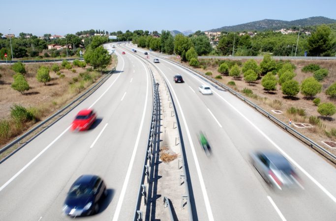 La diferencia entre adelantar y rebasar por la derecha puede costarte una buena multa 7 Merca2.es