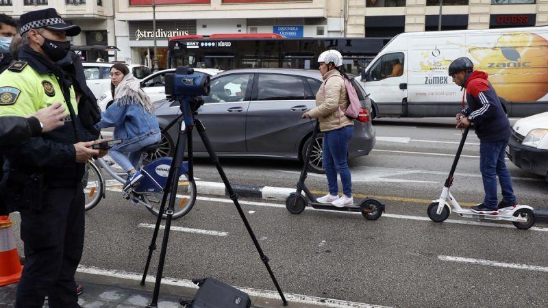Madrid se está forrando con estas multas de tráfico 11 Merca2 Hay multas de tráfico hasta por dejar los patinetes eléctricos mal colocados
