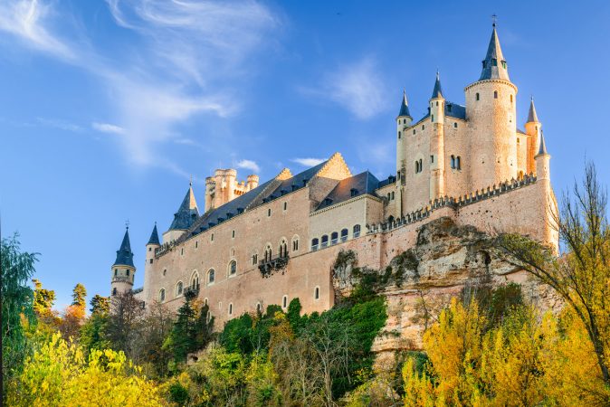 ¿Dónde está ubicado el Alcázar de Segovia?