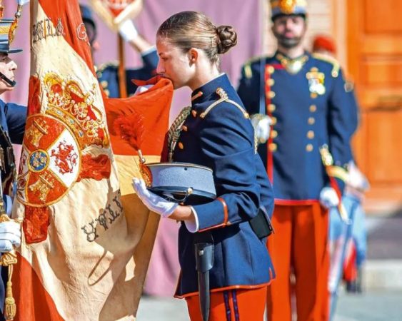 No te pierdas el repaso de las noticias más importantes de la prensa rosa en 2023 87 Merca2.es La Princesa Leonor realiza su Juramento de Bandera