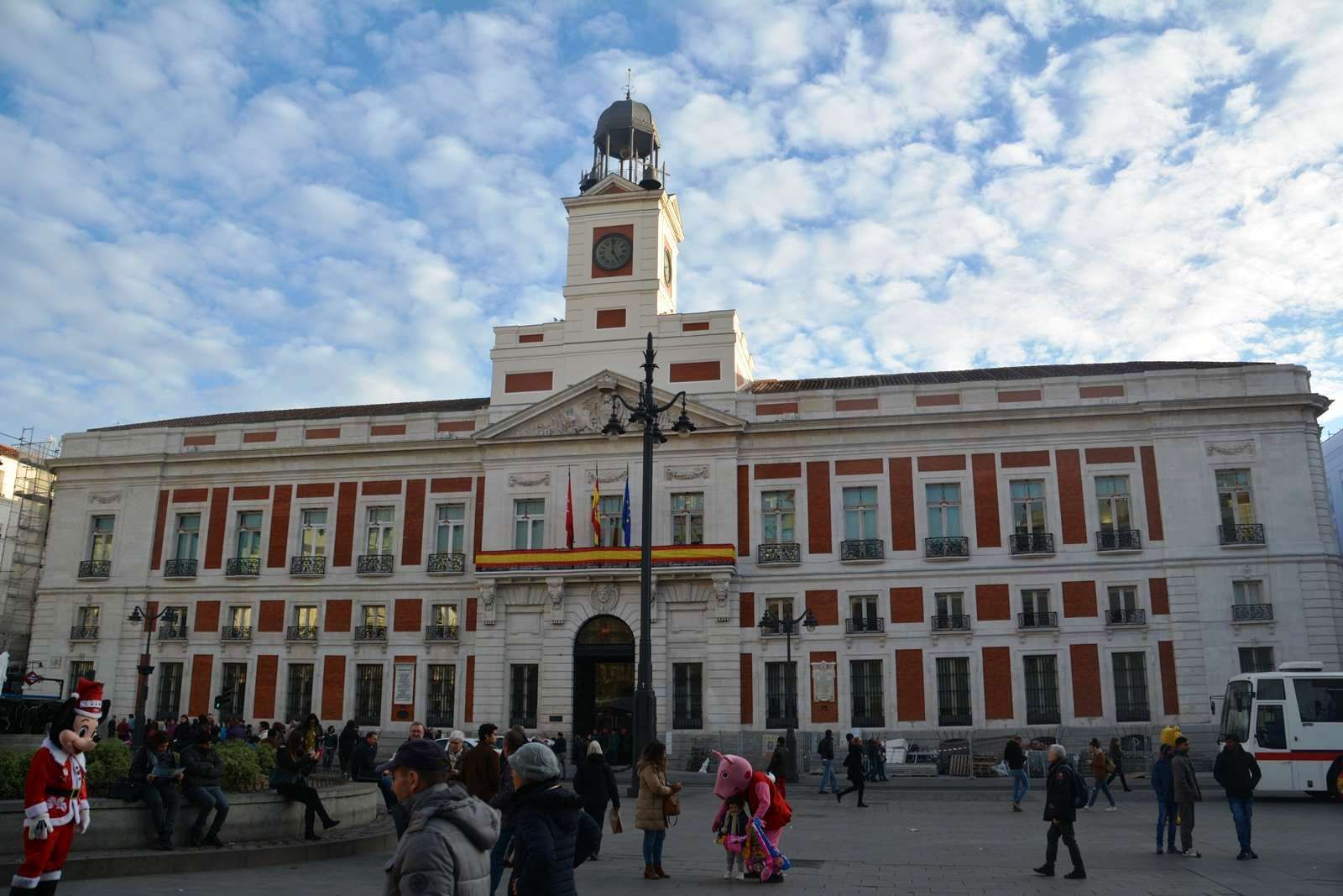 La Puerta del Sol de Madrid: Más allá del Kilómetro Cero, un centro de historia y cultura 1 Merca2.es ORIGEN Y EVOLUCIÓN DE LA PUERTA DEL SOL