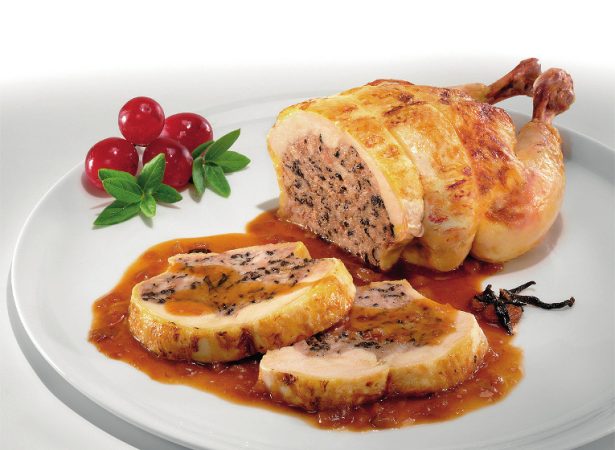 Típica receta de pularda rellena, un clásico navideño muy fácil de hacer 1 Merca2.es Pularda trufada rellena Merca2.es