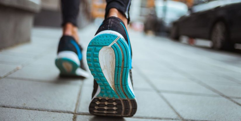 Retro walking caminar hacia atras 2 Merca2.es