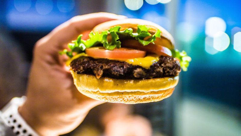 La frescura en cuestión: normas y algoritmos en la duración de las hamburguesas