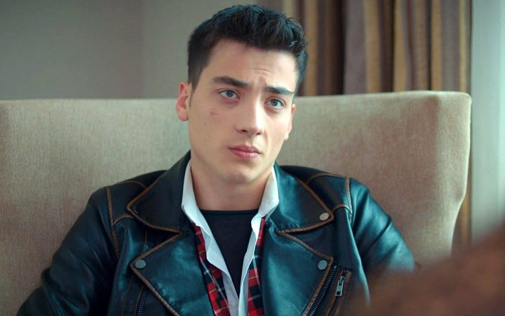 ‘Hermanos’: los Eren son desahuciados por culpa de Gönül y Ayla, ¿sobrevivirá la pequeña Emel? 27 Merca2.es Sarp en 'Hermanos'