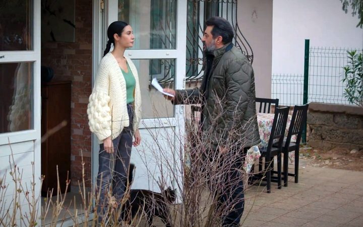 Suzan le entrega los papeles de divorcio a Akif