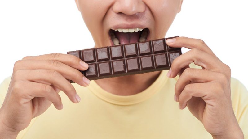 ¿Es necesario dejar de comer chocolate negro?
