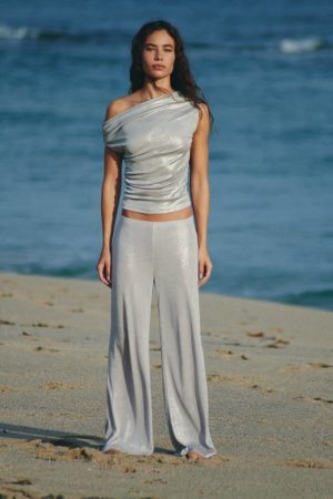 Encuentra en Zara el top plateado asimétrico de Aitana y destaca en las fiestas por muy poco dinero 6 Merca2 Top Foil Drapeado