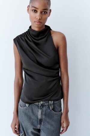 Encuentra en Zara el top plateado asimétrico de Aitana y destaca en las fiestas por muy poco dinero 9 Merca2 Top Satinado Asimétrico