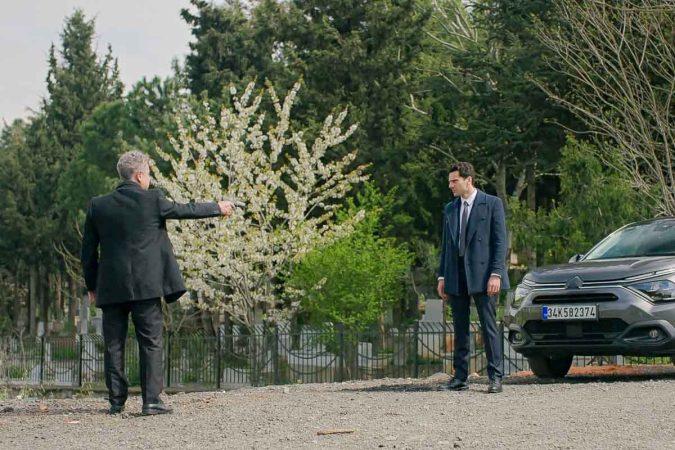 Turgut encañona a Ilgaz en Secretos de familia