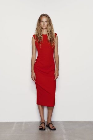 Encuentra en Zara este vestido ideal para tus fiestas que ya luce Emma García con botas altas 17 Merca2.es Vestido entallado midi hombreras