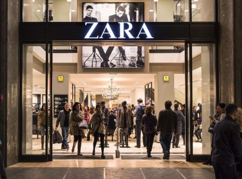 Inditex facilita a los clientes información de sus productos mediante el código de barras Inditex facilita a los clientes información de sus productos mediante el código de barras