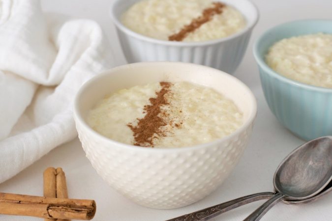 Receta de arroz con leche: un postre fácil de hacer y un placer para el paladar 3 Merca2.es arroz con leche servido en el plato Merca2.es