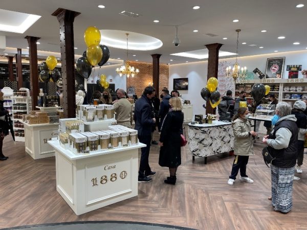 '1880' y Torrons Vicens, los turrones más exclusivos para estas Navidades 4 Merca2.es casa 1880 turron apertura calle mayor madrid Merca2.es