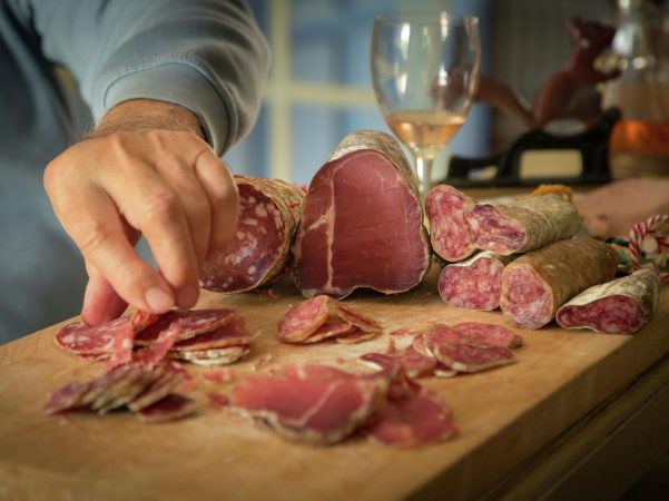 La última conclusión de la OCU: este es el embutido más saludable que puedes comprar a día de hoy en el supermercado 2 Merca2.es embutido Merca2.es