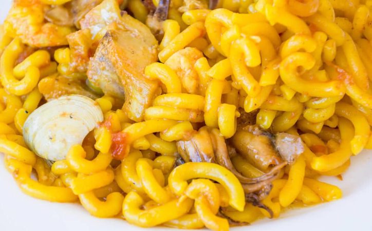 Receta de fideuá de mariscos: una deliciosa oda a la tradición mediterránea 90 Merca2.es fideua con marisco 1080x671 1 Merca2.es