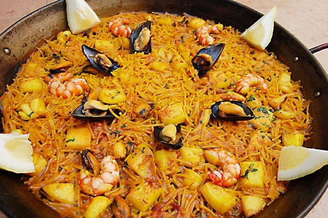 Receta de fideuá de mariscos: una deliciosa oda a la tradición mediterránea 89 Merca2.es fideua de marisco Merca2.es