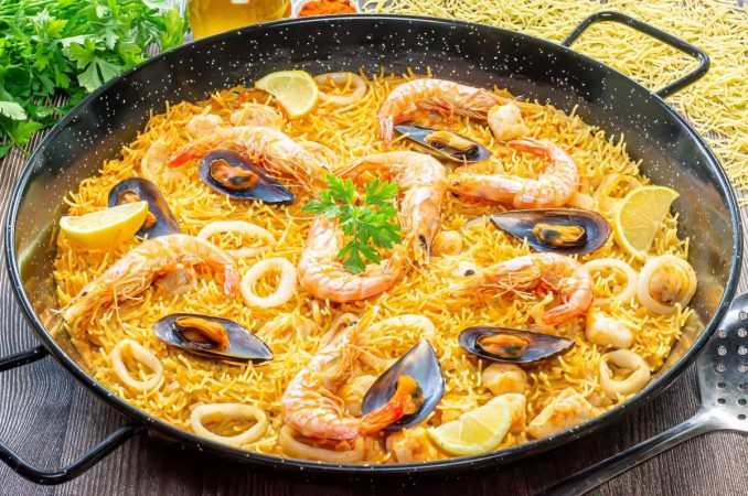 Receta de fideuá de mariscos: una deliciosa oda a la tradición mediterránea 91 Merca2.es fideua de pescado y marisco Merca2.es