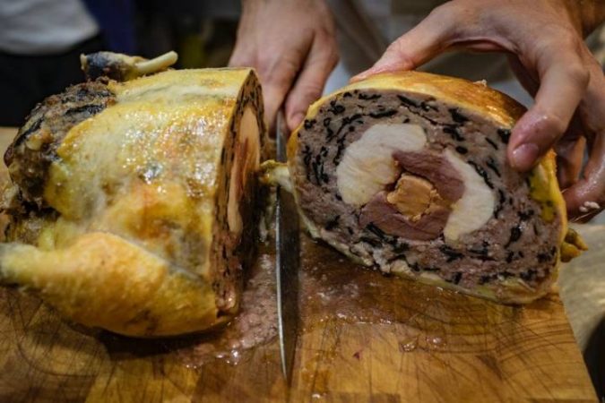 Típica receta de pularda rellena, un clásico navideño muy fácil de hacer 3 Merca2.es image 3 Merca2.es