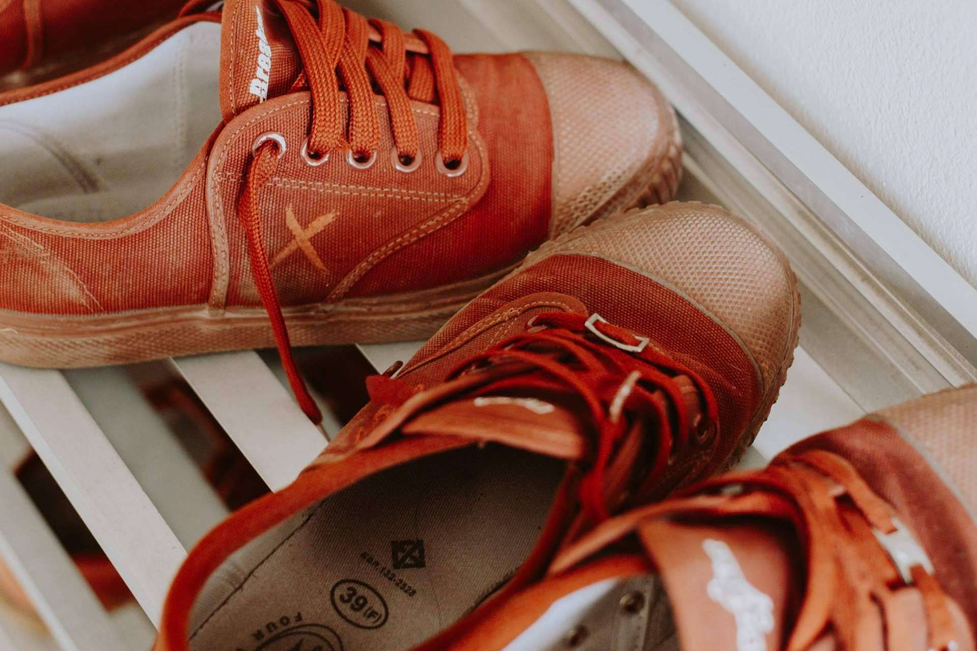 Cuáles son los beneficios de Kömmerling Kövulfix Rekord, el adhesivo de contacto exclusivo