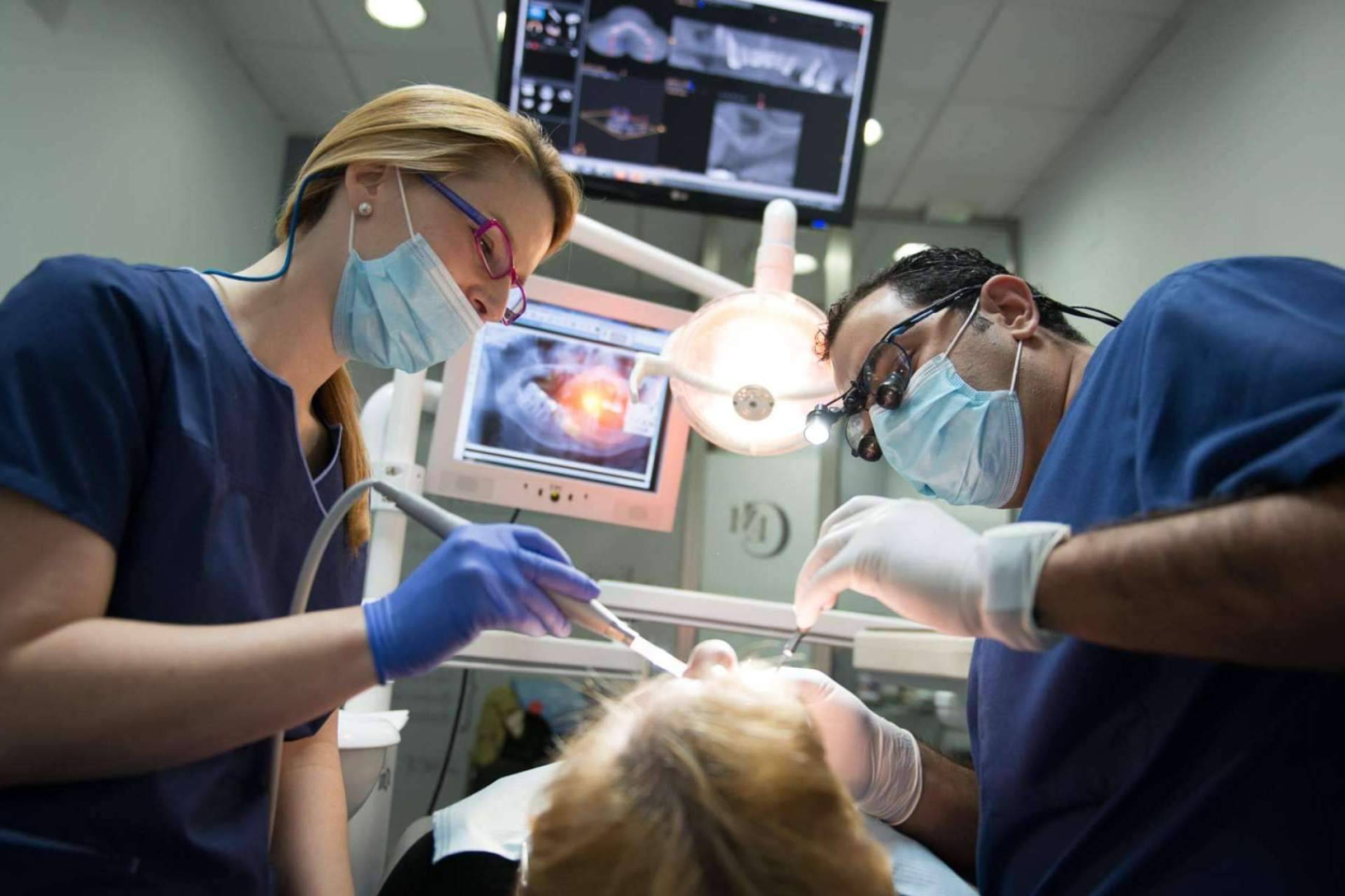 Los tratamientos para la enfermedad de las encías que ofrece Dental Implantologie