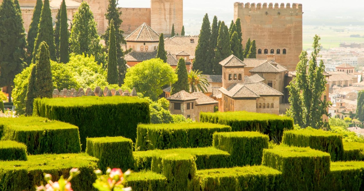 Belleza oculta: los jardines secretos de La Alhambra en Granada que te dejarán sin aliento 3 Merca2.es La influencia de la naturaleza en la arquitectura