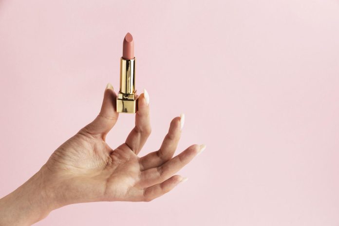 mano-que-sostiene-lapiz-labial-rosa-cerca gloss mercadona viral