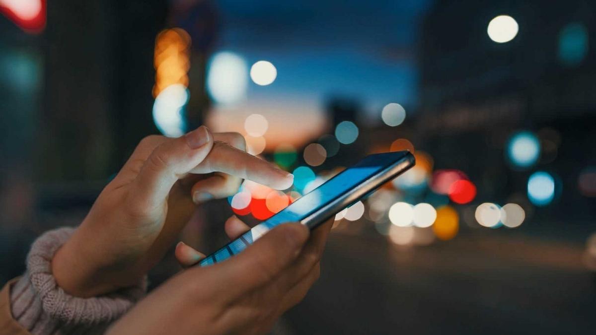 Esto es lo que le pasa a tu cerebro cuando no puedes parar de hacer «scroll» en redes sociales