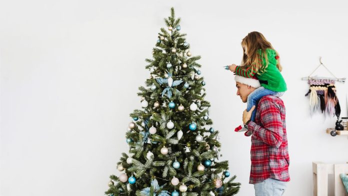 padre-e-hija-decorando-arbol-navidad ÁRBOL DE NAVIDAD ALDI