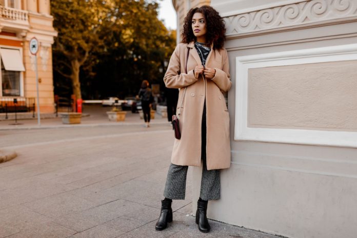 retrato-moda-al-aire-libre-glamour-sensual-joven-elegante-dama-negra-traje-otono-moderno-sueter-terciopelo-gris-abrigo-lana-beige abrigo piel lidl