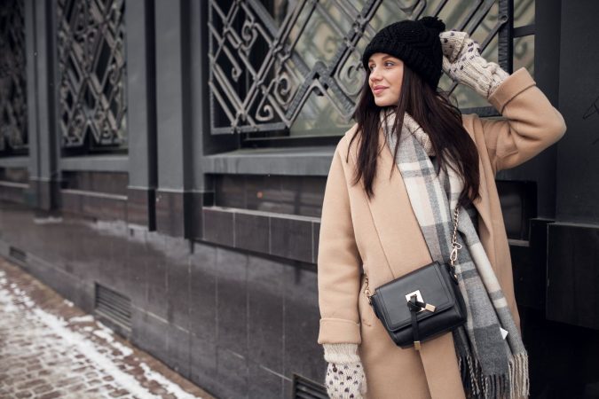 ¿Has visto las colas en Primark? Son para comprar estos abrigos y gabardinas de la marca low-cost 4 Merca2.es telefono joven fondo chica cafe Merca2.es