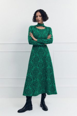 Si aún estás indecisa con que ponerte en Nochevieja, Sfera te ayuda con esta colección de vestidos a precio de chollo 2 Merca2.es vestidos de invitada de sfera verde 00000000 231227011204 910x1365 Merca2.es